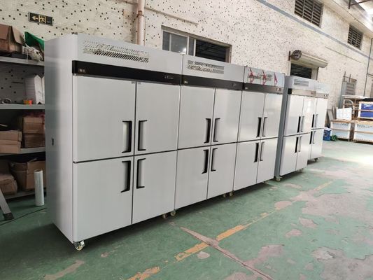 商用 4 ドア 縦冷蔵庫 ステンレス スチール リッチイン 冷蔵庫 パン屋 冷蔵庫 トレイ付き